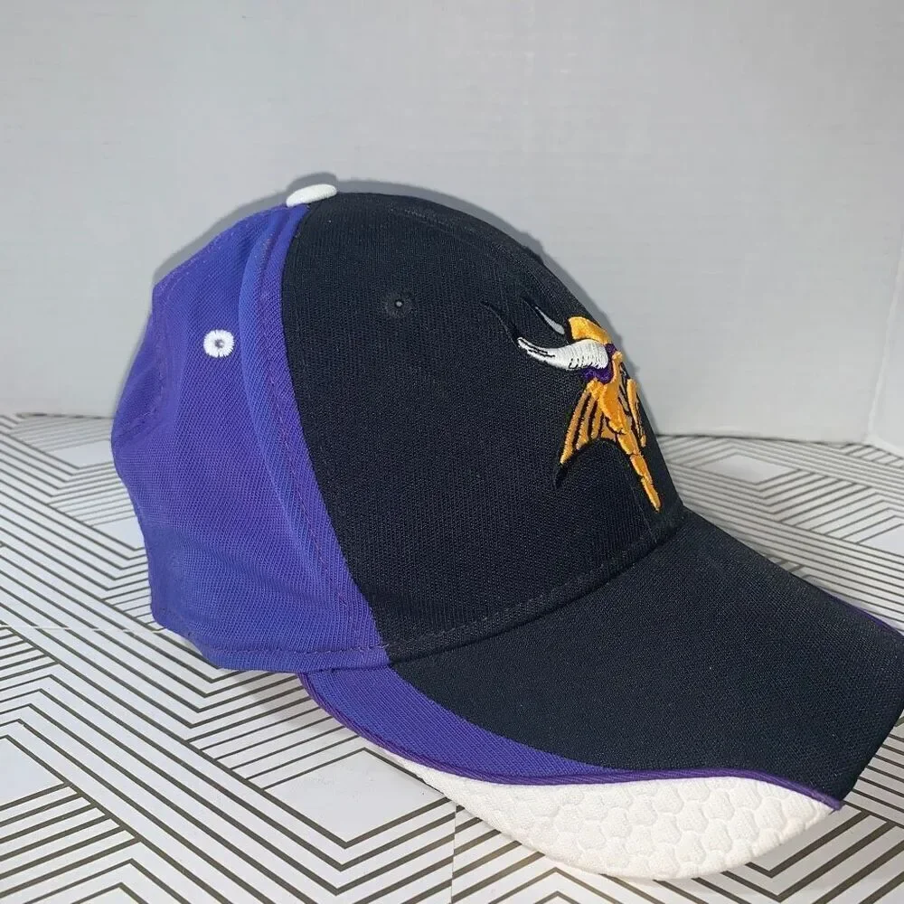 Reebok Minnesota Vikings S/M On Field Hat Cap NFL Football Purple Black Two Tone